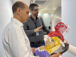 Fábio Lopez conhece as instalações da Santa Casa de Santos